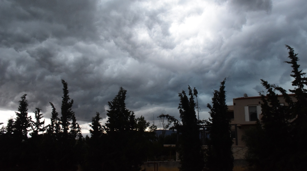 συννεφα, δεντρα, πολυκατοκιες