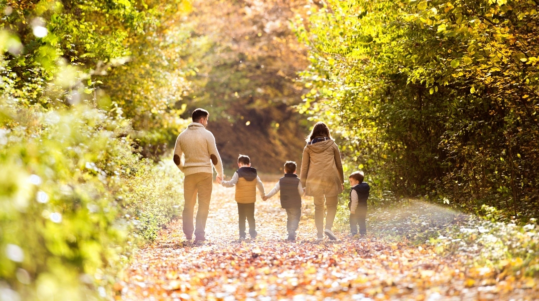 οικογενεια μεσα στο δασος