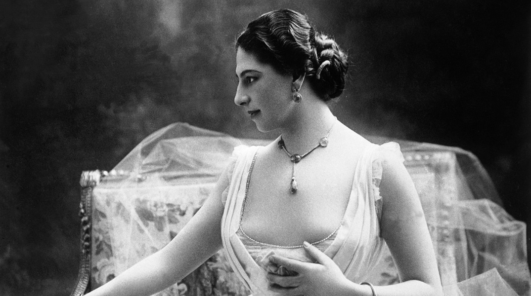 Σαν σήμερα, καταδικάζεται σε θάνατο η Μάτα Χάρι