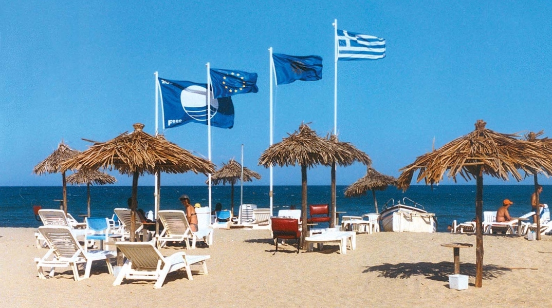 παραλια, θαλασσα, σημαιες, ουρανος