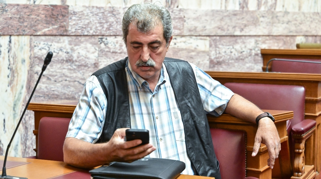 Οι πρώτες αναρτήσεις του Πολάκη μετά τη διαγραφή του: «Δεν σταματάω, πάρτε το χαμπάρι. Μόνο ο λαός διαγράφει»