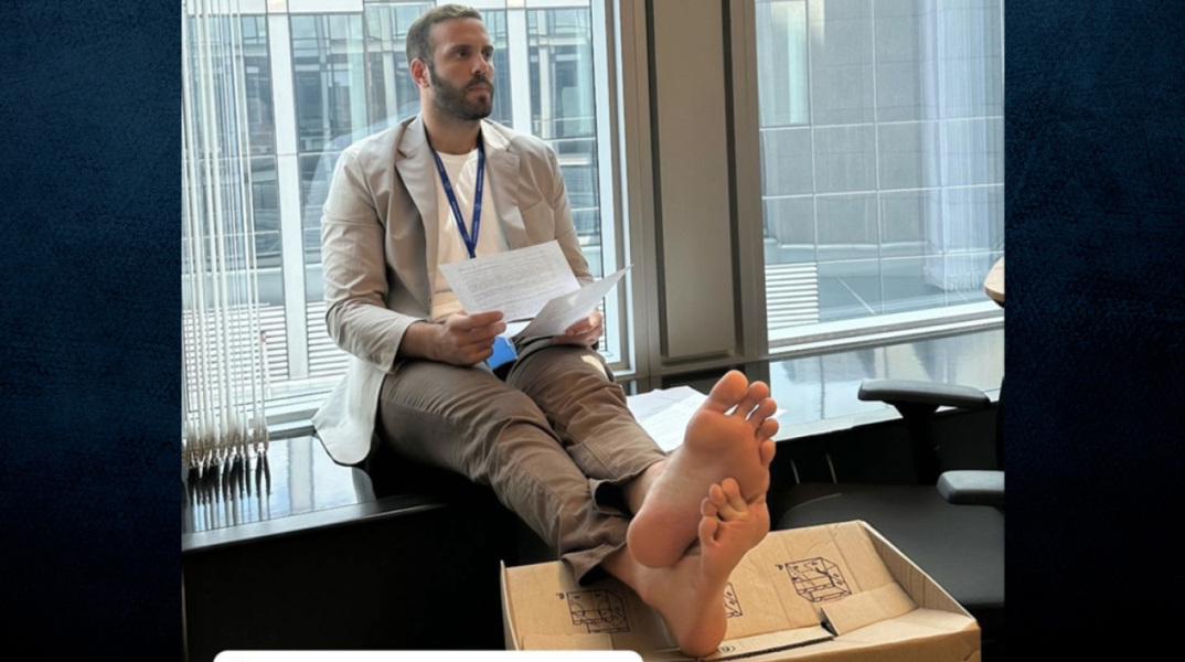 Ο ευρωβουλευτής Νίκος Παππάς ξυπόλυτος στο γραφείο του στις Βρυξέλλες