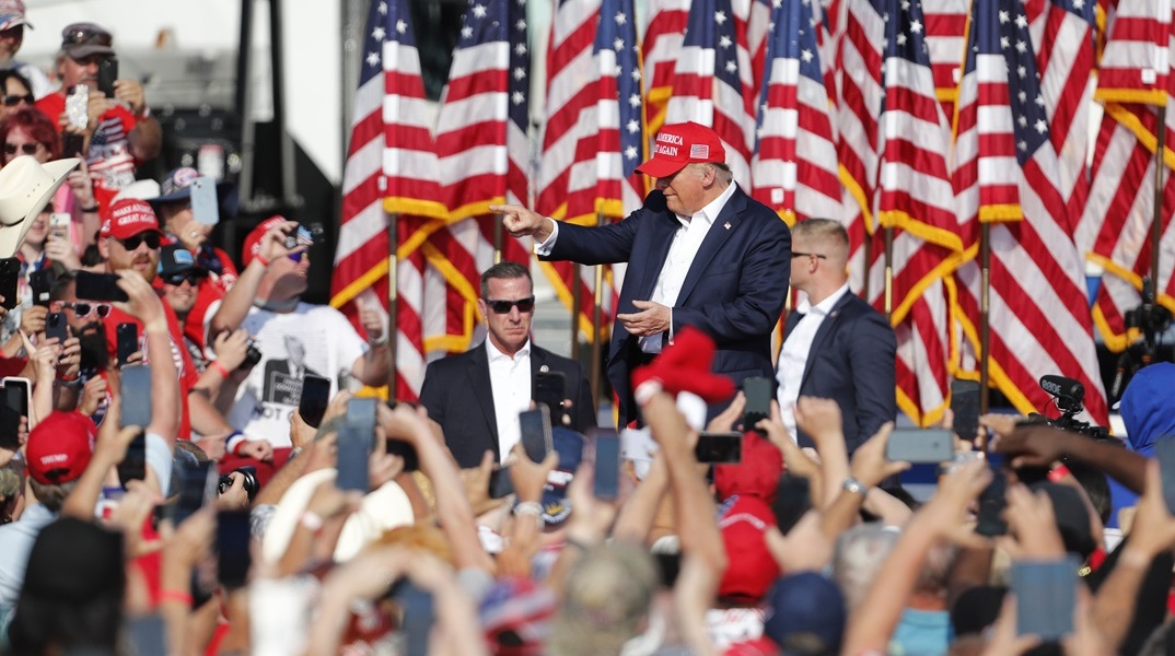 Απόπειρα δολοφονίας Ντόναλντ Τραμπ: «Δεν είμαστε σίγουροι αν τον χτύπησε σφαίρα ή θραύσμα» λέει το FBI