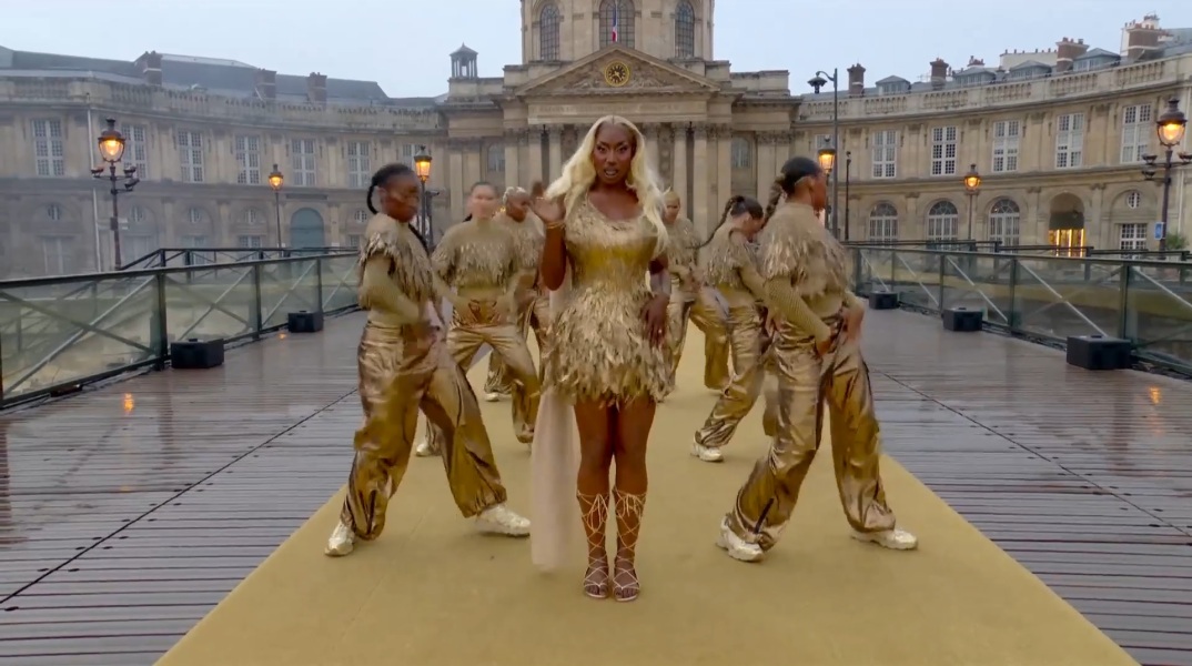 Ολυμπιακοί Αγώνες 2024: Η Aya Nakamura ξεσήκωσε το Παρίσι εν μέσω βροχής