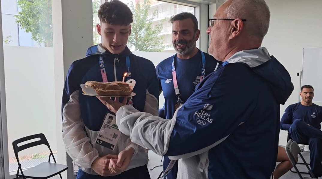 Ο Βαγγέλης Ντούμας γιόρτασε τα 16α γενέθλιά του στην τελετή έναρξης στο Παρίσι 