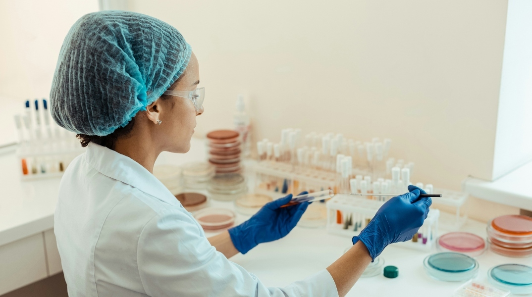 μικροβιολογος κραταει φυαλιδιο