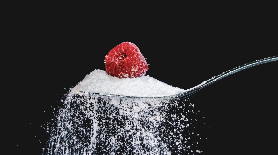 κουταλι, ζαχαρη, φραουλα