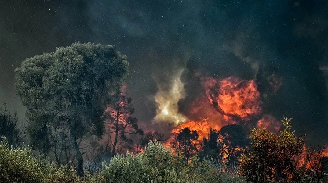 Κιλκίς: Αναζωπυρώθηκε η φωτιά έξω από το Πολύκαστρο - Σηκώθηκε ελικόπτερο