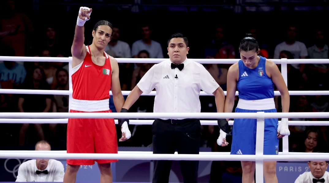 2  αθλητριες πυγμαχιας, διαιτητης