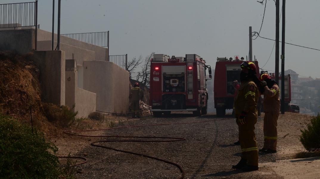 πυροσβεστες, φωτια, σπιτι