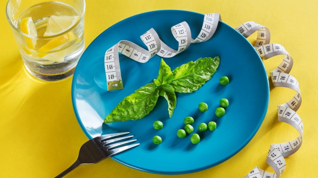 πιατο, πηρουνι, ποτηρι, λαχανικα