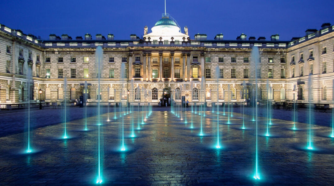 Η ιστορία του εμβληματικού κτιρίου του Somerset House που έχει παραδοθεί στις φλόγες