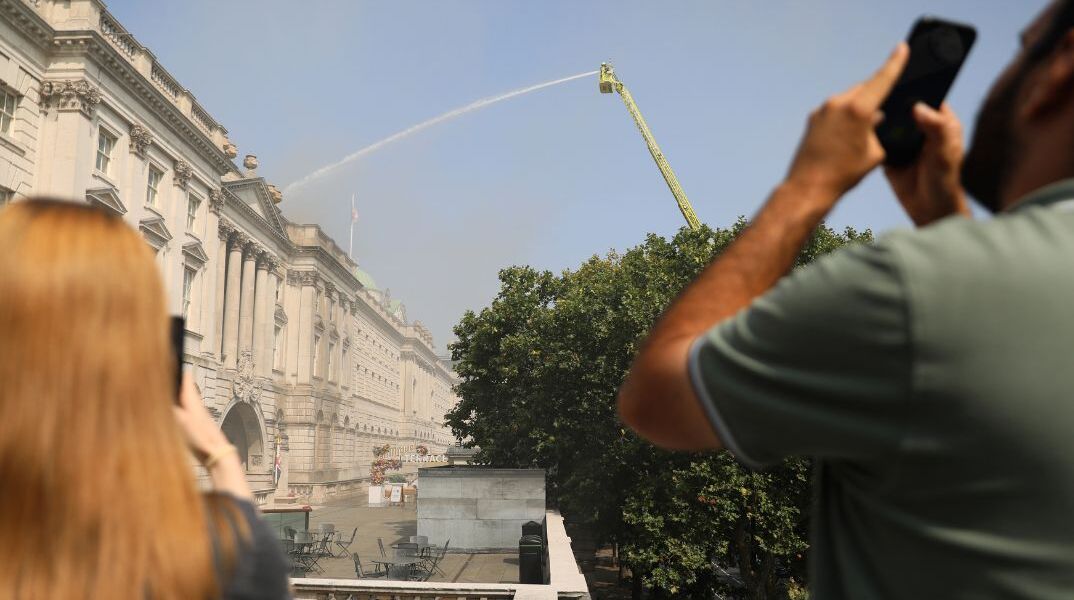 Somerset House: Σώθηκε από την πυρκαγιά το εμβληματικό κτίριο του Λονδίνου