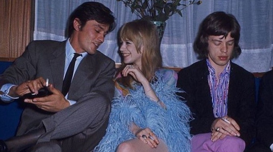 «Όταν είσαι ο Μικ Τζάγκερ αλλά δίπλα σου κάθεται ο Αλέν Ντελόν» - Η ιστορία μιας εμβληματικής συνάντησης