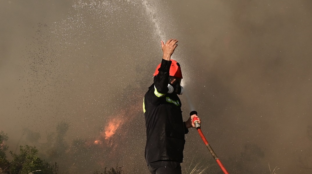 Φωτιά τώρα στον Μαραθώνα - Σηκώθηκαν εναέρια μέσα