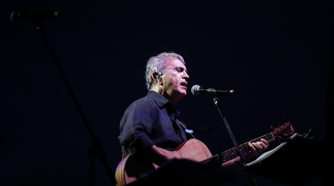 Ο Γιώργος Νταλάρας υπέβαλε μήνυση κατά αγνώστου για παράνομο βίντεο: «Χρησιμοποιεί με δόλο την εικόνα μου»