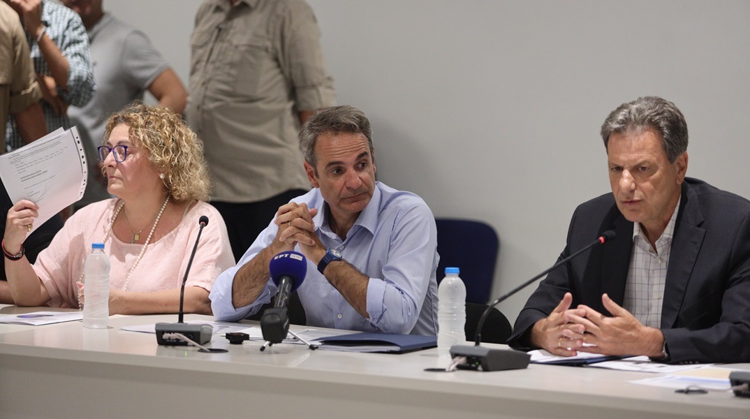 Σε εξέλιξη η ευρεία σύσκεψη στην Πεντέλη υπό τον Κυριάκο Μητσοτάκη