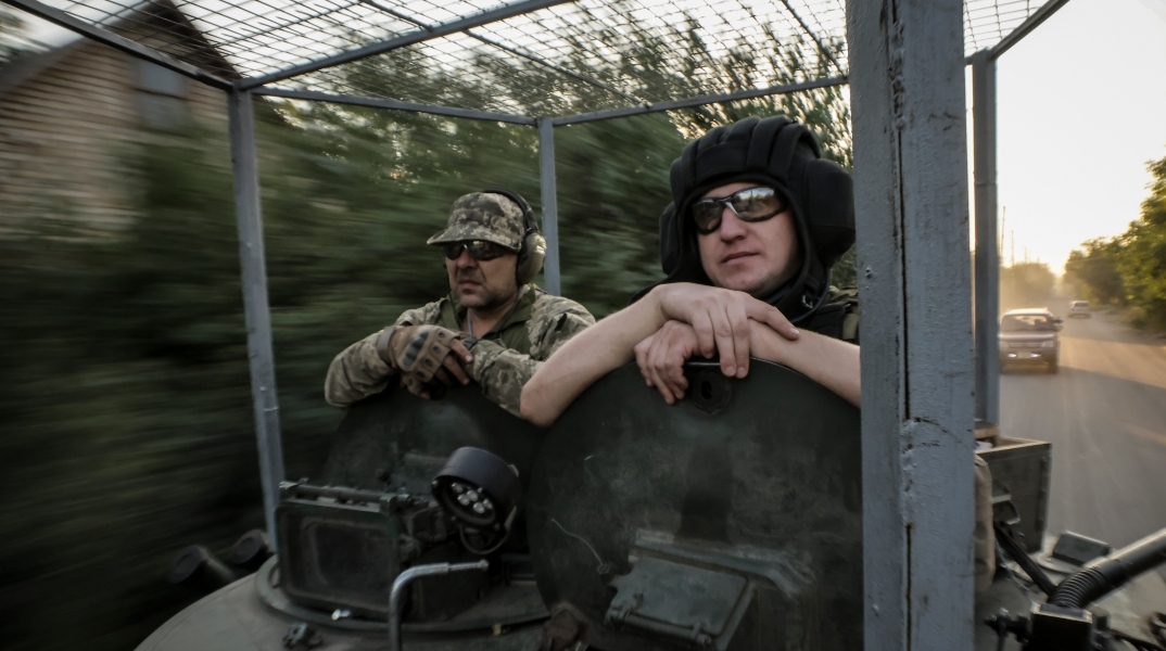 στρατιωτες πανω σε αρμα