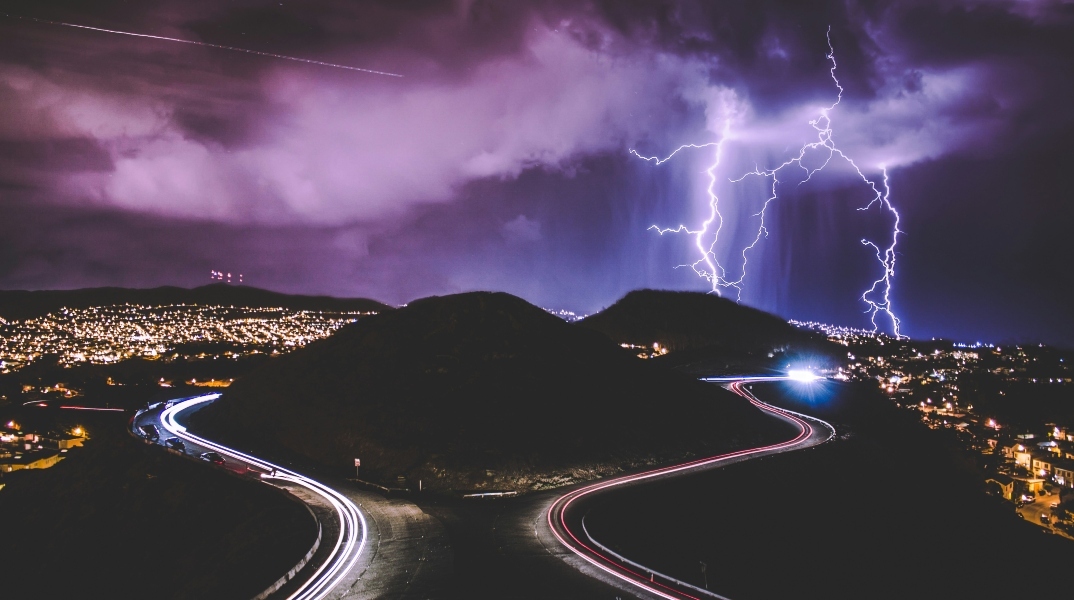 κεραυνος πανω απο πολη και λοφο