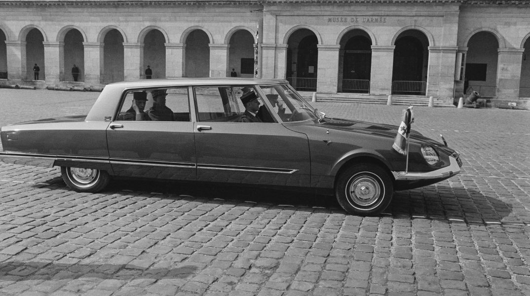O Σαρλ ντε Γκωλ χαιρετά μέσα από το προεδρικό Citroen (1969)