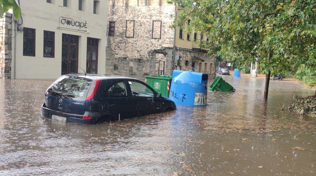 πλημμυρισμενοι δρομοι, αμαξι, σπιτια, νερο