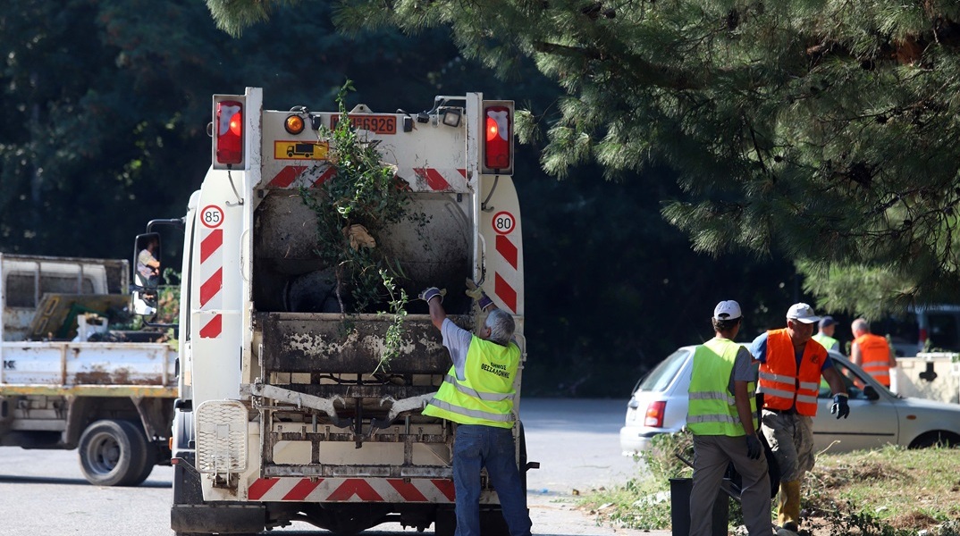 Πέραμα: Προφυλακίστηκε 48χρονος που κατηγορείται ότι βίασε συνάδελφό του μέσα σε απορριμματοφόρο