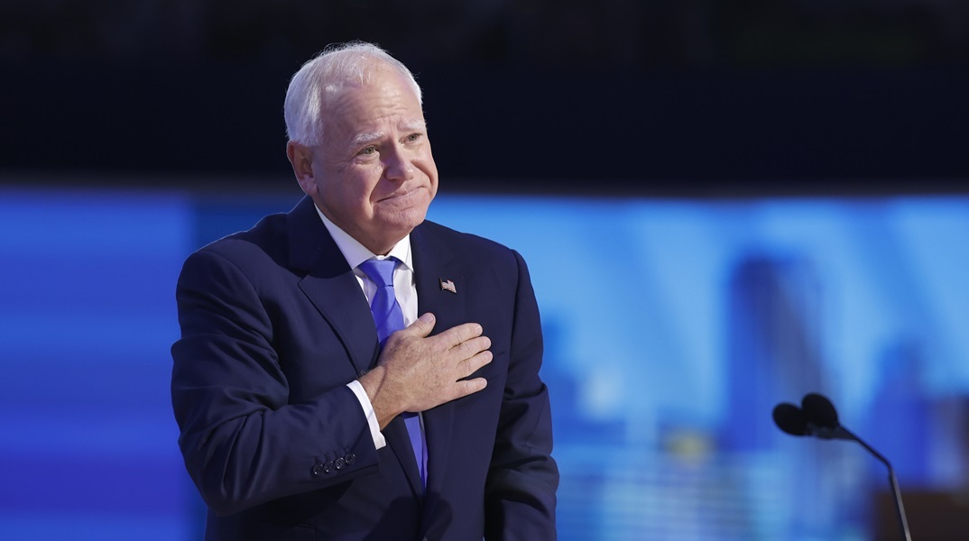 Ο «προπονητής» Τιμ Γουόλζ αποδέχθηκε το χρίσμα για την αντιπροεδρία των ΗΠΑ