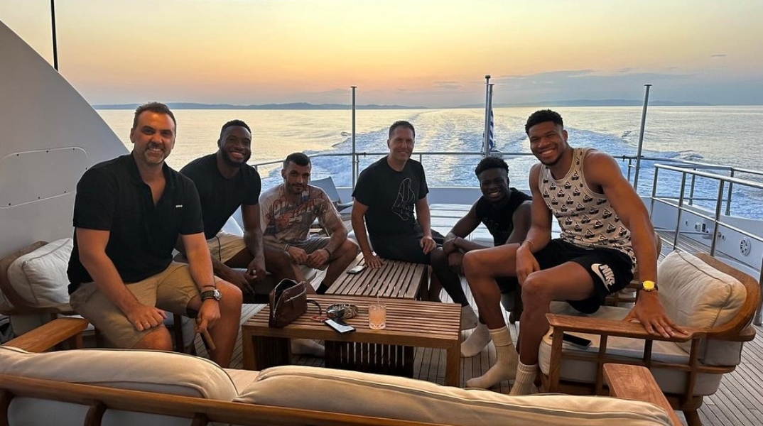  ο Γιάννης Αντετοκούνμπο με τα αδέλφια