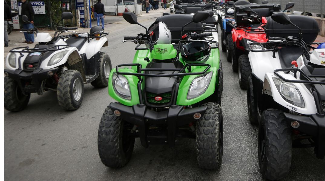 Δεκάδες τροχαία με «γουρούνες» σημειώνονται στα νησιά