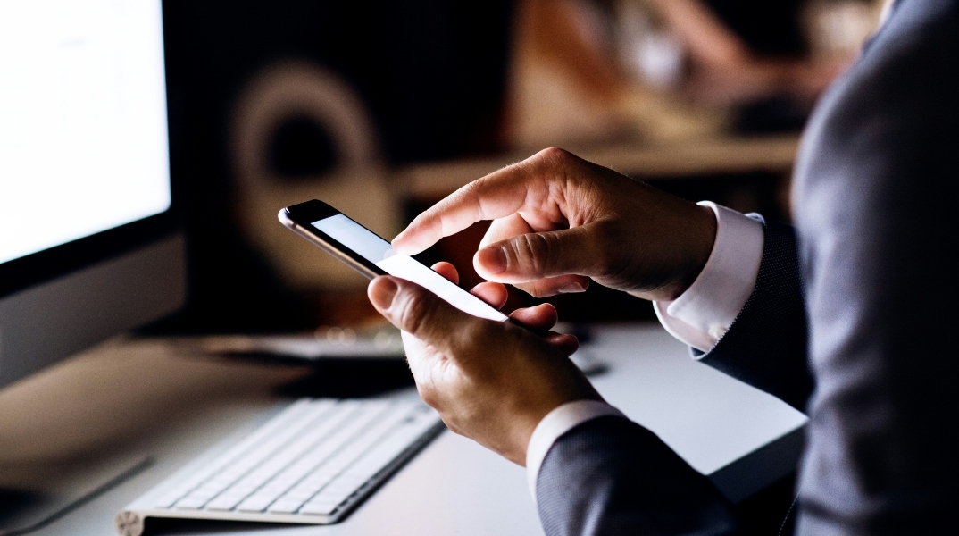 χερια κρατουν κινητο