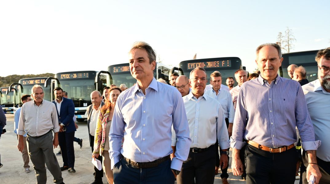 Eπίσκεψη Μητσοτάκη στο αμαξοστάσιο της ΟΣΥ - Στους δρόμους 30 νέα λεωφορεία