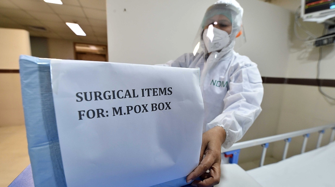 γιατρος εμβολιαζει ασθενη