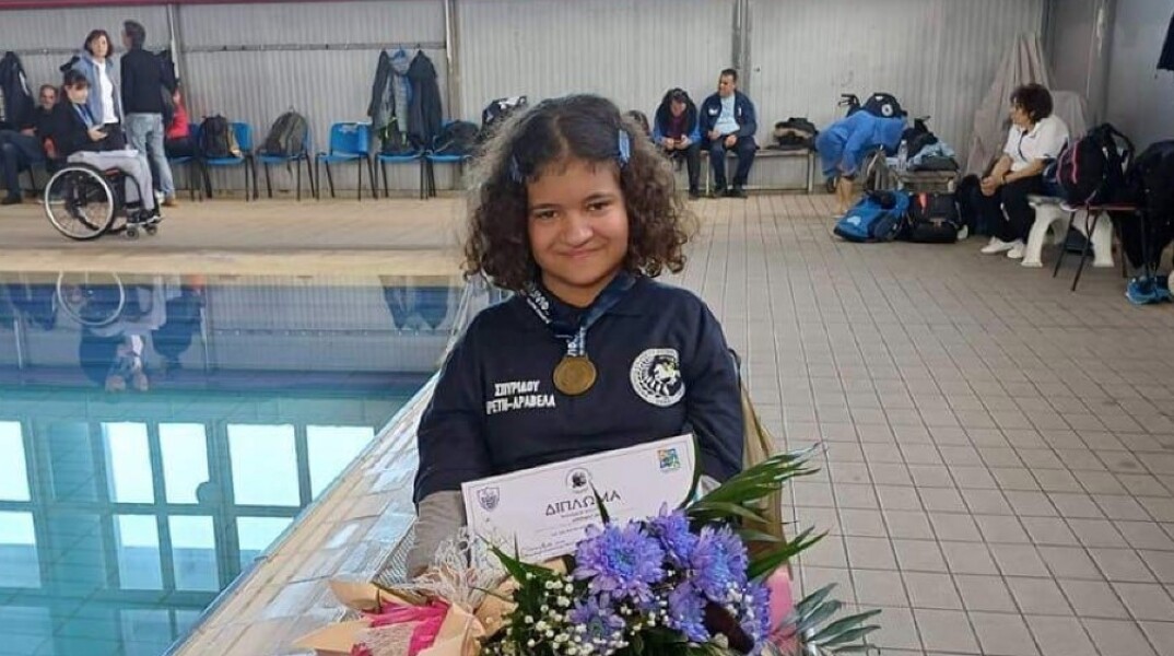 Αρετή Αραβέλα: Ξεκίνησε το κολύμπι για να βελτιωθεί κινητικά και τώρα είναι στους Παραολυμπιακούς
