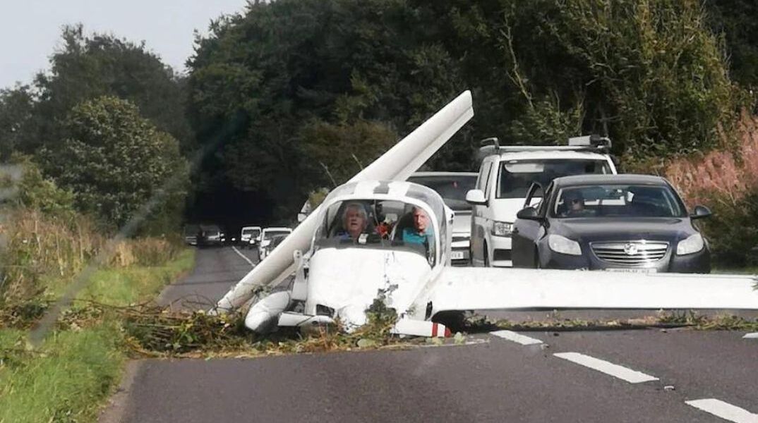 Μονοκινητήριο αεροσκάφος έπεσε σε πολυσύχναστο δρόμο της Βρετανίας - Από θαύμα δεν υπήρξαν θύματα