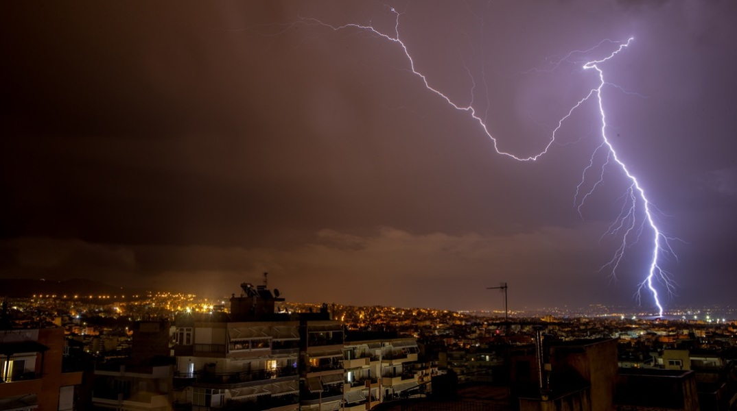 Καιρός: «Βροχή» κεραυνών και καταιγίδων στη χώρα - Πού θα χτυπήσει τις επόμενες ώρες