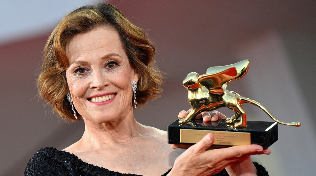 81ο Φεστιβάλ Βενετίας: Χρυσός Λέοντας στη Σιγκούρνι Γουίβερ για την προσφορά της στον κινηματογράφο