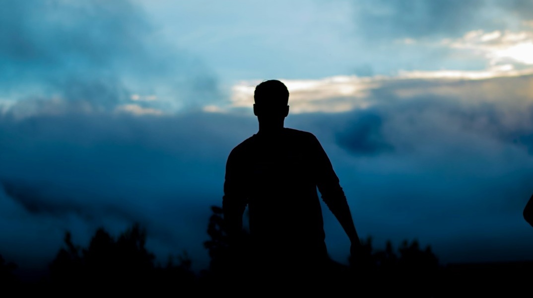 Σκιά νεαρού άνδρα