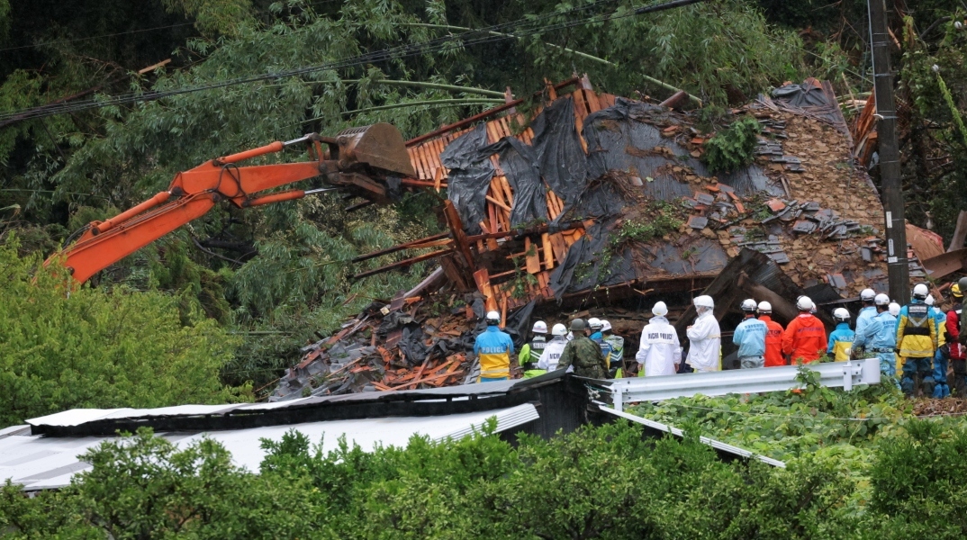 εργατες γκρεμιζουν σπιτι