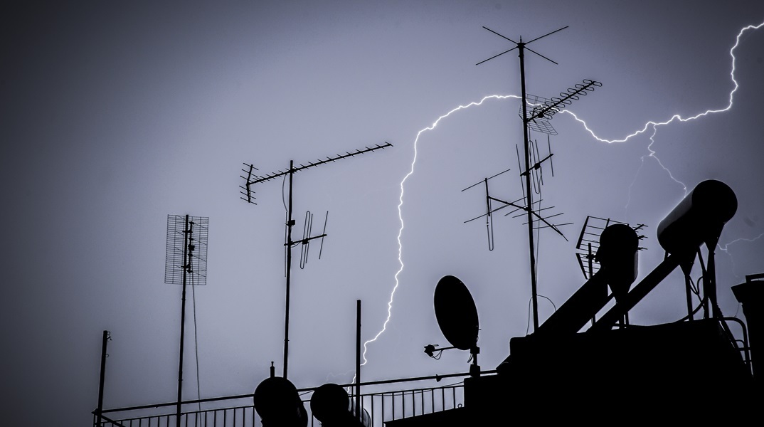 «Χτύπησε» η κακοκαιρία την Αττική - Σε πλήρη εξέλιξη η επέλαση των έντονων καιρικών φαινομένων