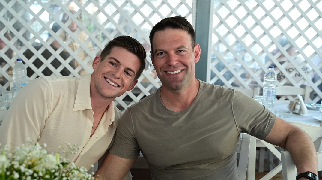 Ανταλλάσσουν γαμήλιους όρκους ο Στέφανος Κασσελάκης και ο Τάιλερ ΜακΜπέθ