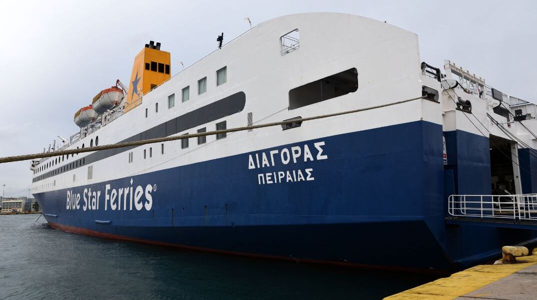 Στο λιμάνι της Καβάλας επέστρεψε πλοίο με 923 επιβάτες - Σύρθηκε στον λιμενοβραχίονα λόγω ανέμων