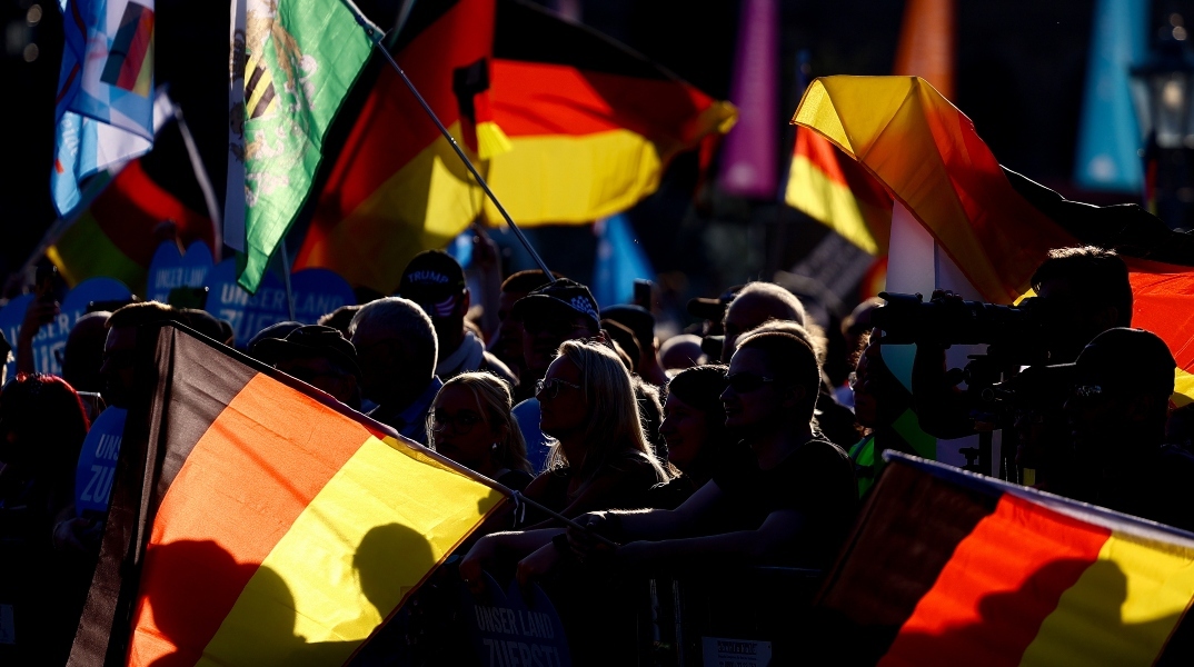 Υποστηρικτές της AfD κυματίζουν γερμανικές σημαίες, κατά τη διάρκεια προεκλογικής συγκέντρωσης 