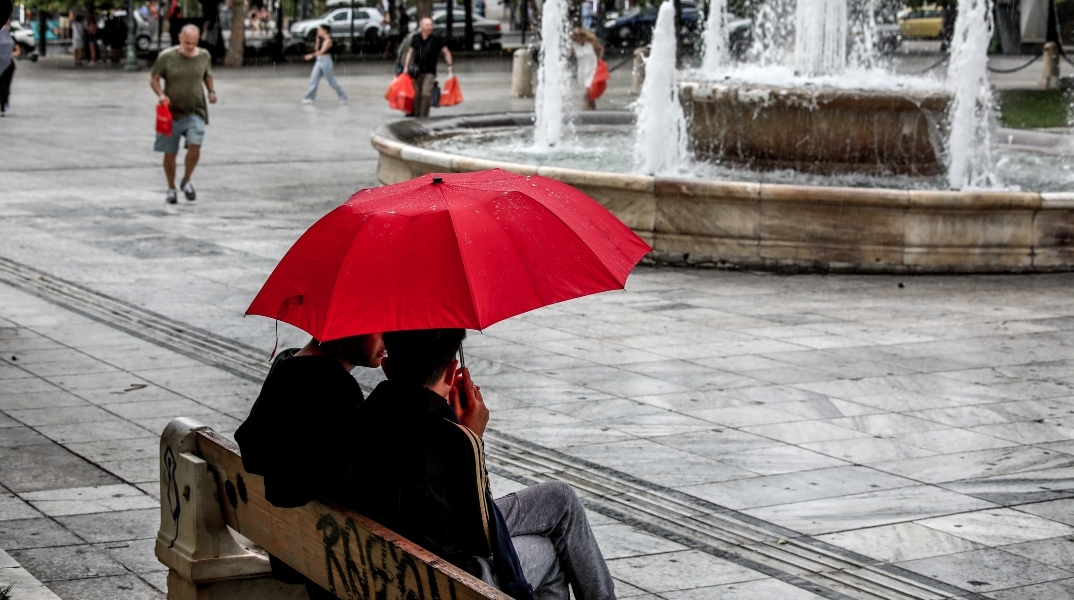 Άστατος ο καιρός την Κυριακή με κατά τόπους βροχές και καταιγίδες
