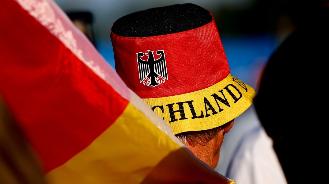 γερμανος με γερμανικη σημαια