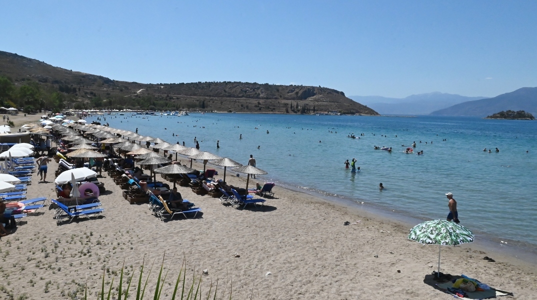 παραλια, κοσμος, θαλασσα, ομπρελες