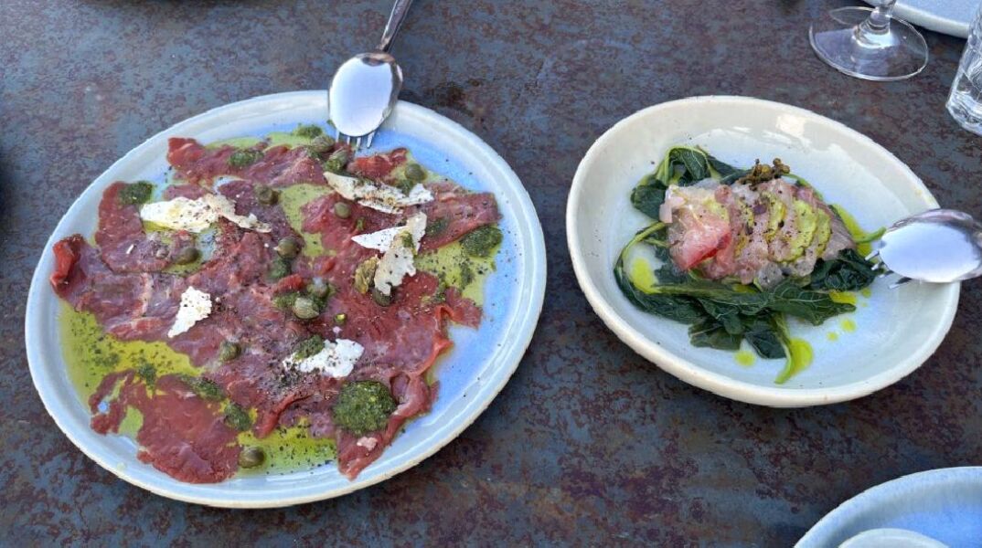 Καρπάτσιο και ντάσκα ημίπαστη (gin tunac) με ψητό αντζούρι, πίκλα Σκίνου, αλάτι κέδρου, λάδι φρέσκου κρεμμυδιού, βλίτα, γλυστρίδα στην ονειρεμένη Cantina στη Σίφνο