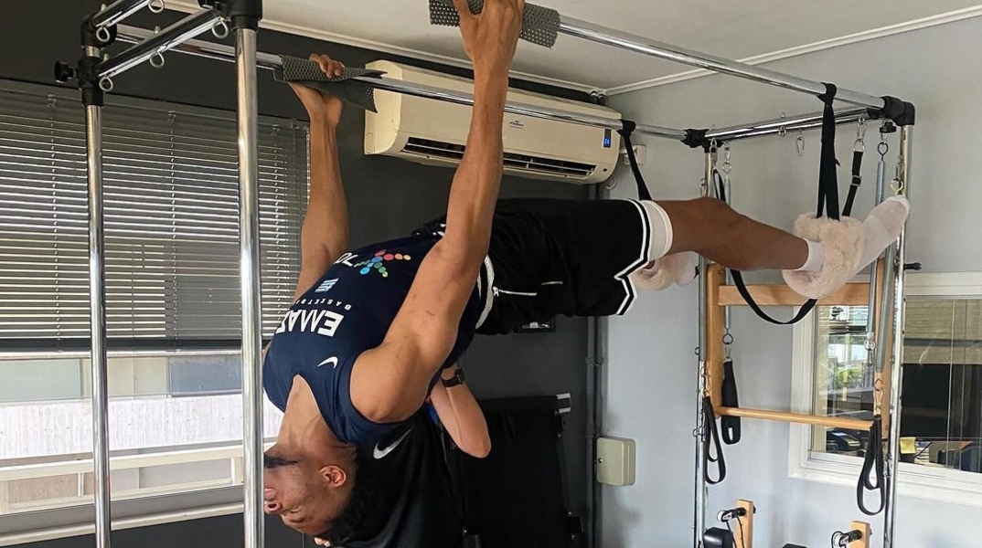 Ο Γιάννης Αντετοκούνμπο επισκέφθηκε στούντιο πιλάτες για να εξασκήσει την ευλυγισία του