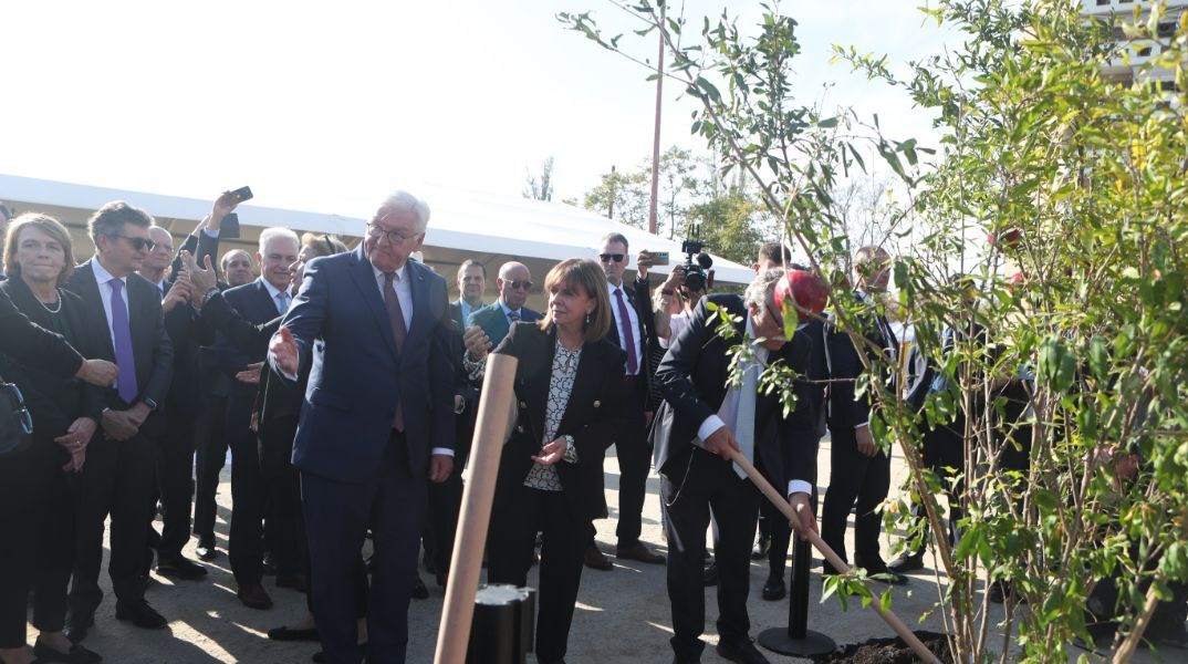 Στο υπό ανέγερση Μουσείο Ολοκαυτώματος βρέθηκε η Κατερίνα Σακελλαροπούλου με τον Σταϊνμάιερ