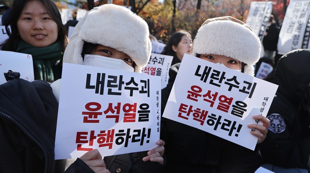 Νότια Κορέα: Διαδηλώσεις έξω από το Κοινοβούλιο στη Σεούλ - Ζητούν την καθαίρεση του Προέδρου της χώρας