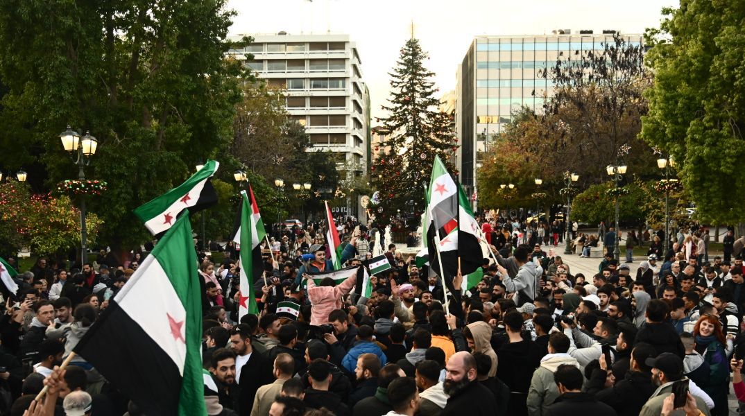 Σύροι συγκεντρώθηκαν στην πλατεία Συντάγματος για να πανηγυρίσουν την πτώση του Άσαντ
